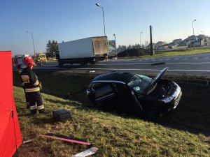 zdjęcie przedstawia miejsce wypadku na obwodnicy Nakła