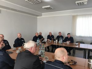 Zdjęcie przedstawia umundurowanych policjantów podczas odprawy rocznej