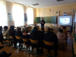 Zdjęcie przedstawia policjantkę prowadząca w szkole w Sipiorach zajęcia dla rodziców.