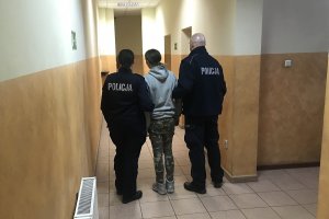 Zdjęcie przedstawia zatrzymaną prowadzoną przez policjantów