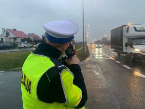 Policjant dokonuje pomiaru prędkości