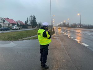 Policjant dokonuje pomiaru prędkości przy drodze krajowej nr 10