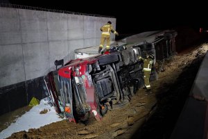 Samochód ciężarowy w rowie