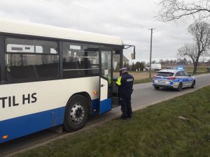 Zdjęcie przedstawia policjantów ruchu drogowego kontrolujących przewoźników