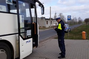 Zdjęcie przedstawia policjantów ruchu drogowego kontrolujących przewoźników