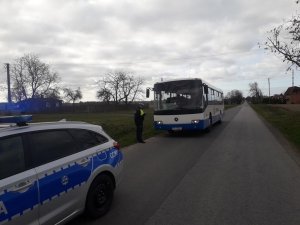 Zdjęcie przedstawia policjantów ruchu drogowego kontrolujących przewoźników