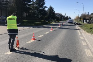 Zdjęcie przedstawia policjantów pracujących na miejscu zdarzenia