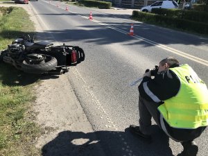 Zdjęcie przedstawia policjantów pracujących na miejscu zdarzenia