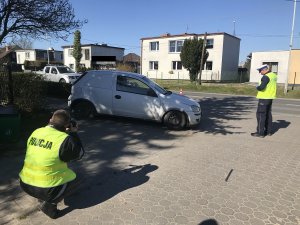 Zdjęcie przedstawia policjantów pracujących na miejscu zdarzenia