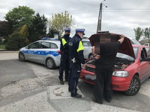 zdjęcie przedstawia policjantów prowadzących kontrolę