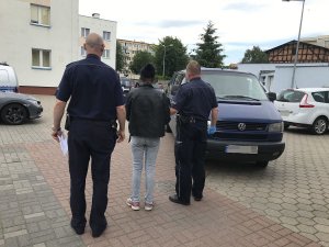 zdjęcie przedstawia podejrzaną prowadzoną przez policjantów