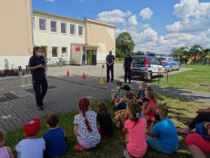 Zdjęcie przedstawia policjantkę prowadzącą zajęcia profilaktyczne dla dzieci