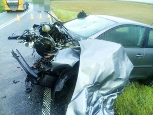 zdjęcie przedstawia rozbite na skutek zdarzenia auto