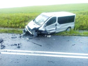 zdjęcie przedstawia rozbite na skutek zdarzenia auto