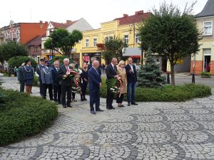 zdjęcie przedstawia delegacje uczestniczące w uroczystości na płycie rynku