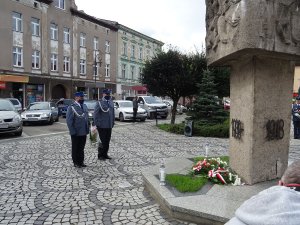 zdjęcie przedstawia delegacje policjantów uczestniczącą w uroczystości na płycie rynku