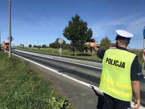 Policjant kontroluje prędkość pojazdów