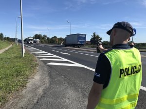 Policjant kontroluje prędkość pojazdów