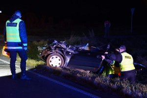 rozbite auto osobowe w rowie obok niego policjanci