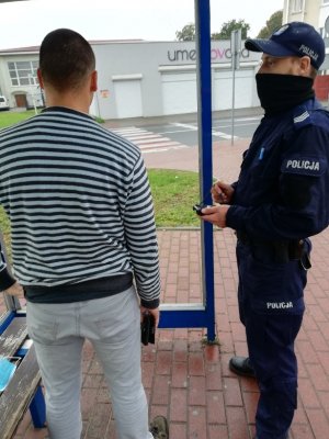 policjant legitymuje mężczyznę