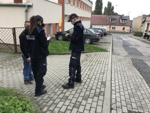 policjanci legitymują mężczyznę