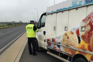 policjant kontroluje auto chłodnię