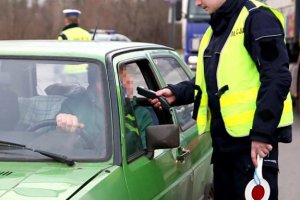 policjant kontroluje trzeźwość kierowcy