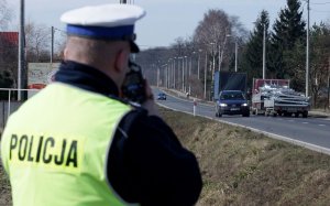 policjant kontroluje prędkość aut jadących trasą