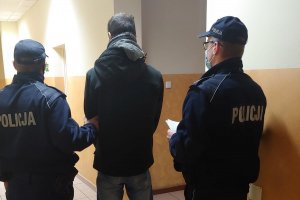 zatrzymany prowadzony przez policjantów