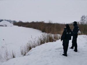 Policjanci obserwują staw