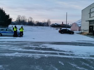 policjanci obserwują teren przy szkole