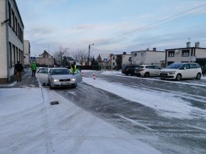 policjant rozmawia z kontrolowanym kierowcą