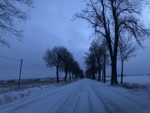 zimowa droga zasypana śniegiem