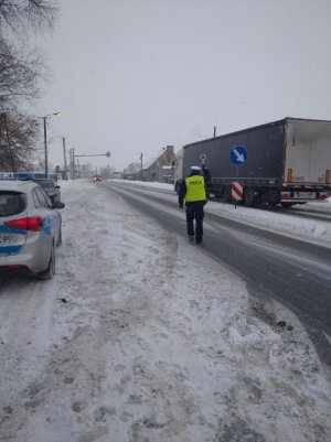 policjant zatrzymuje czerwonego busa do kontroli