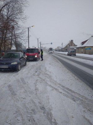 policjant rozmawia z kierowcą kontrolowanego busa