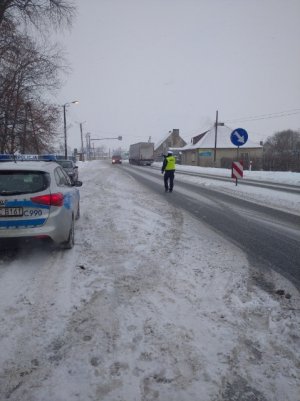 policjant wydaje kierowcy sygnał do zatrzymania