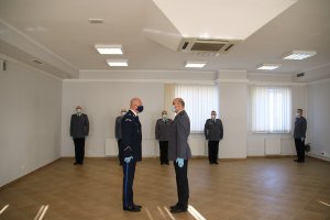 dowódca uroczystości składa meldunek Komendantowi Wojewódzkiemu Policji w Bydgoszczy