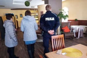 policjant wspólnie z sanepidem kontroluje hotel