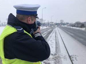 policjant wykonuje pomiar prędkości