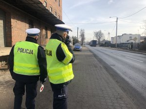 dwóch policjantów obserwuje ruch na trasie