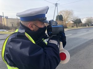 policjant kontroluje prędkość urządzeniem