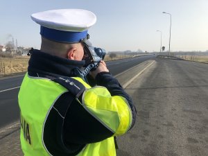 policjant kontroluje prędkość auta osobowego