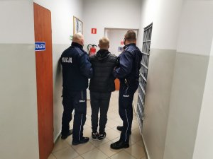 podejrzany prowadzony przez policjantów