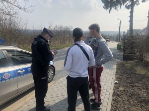 policjanci legitymują mężczyzn