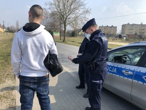 policjanci podczas legitymowania mężczyzny