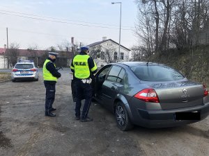 policjanci kontrolują auto osobowe