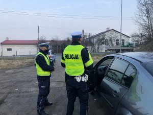 policjanci kontrolują auto osobowe