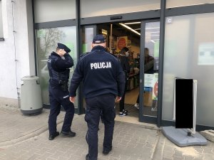 policjanci wchodzą do kontrolowanego sklepu