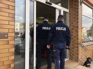 policjanci i sanepid wspólnie wchodzą do sklepu na kontrole
