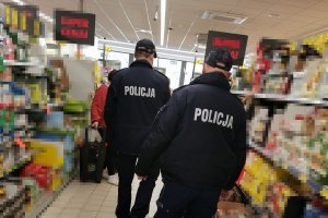 policjanci kontrolują sklep wielkopowierzchniowy